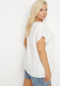 Born2be - Biała Bluzka z Wiskozą Wiązana przy Dekolcie Dovarelle. Okazja: na co dzień. Kolekcja: plus size. Kolor: biały. Materiał: wiskoza. Długość rękawa: krótki rękaw. Długość: krótkie. Styl: casual, elegancki #3