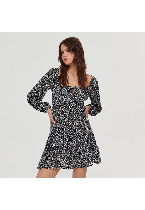 House - Sukienka mini fit&flare w białe kwiaty - Wielobarwny. Kolor: biały. Wzór: kwiaty. Długość: mini