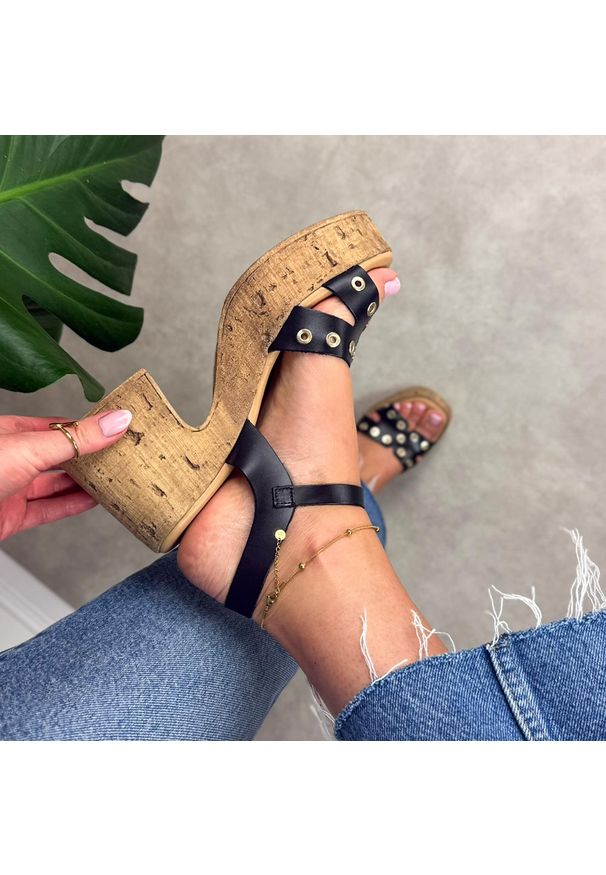 Czarne skórzane sandały damskie na platformie Porronet 3178. Okazja: na co dzień. Zapięcie: pasek. Kolor: czarny. Wzór: aplikacja. Materiał: skóra. Sezon: wiosna, lato. Obcas: na platformie. Styl: elegancki, casual. Wysokość obcasa: średni