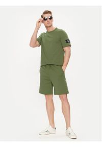Calvin Klein Jeans Szorty sportowe Logo Repeat J30J325129 Zielony Regular Fit. Kolor: zielony. Materiał: bawełna, syntetyk. Styl: sportowy #4