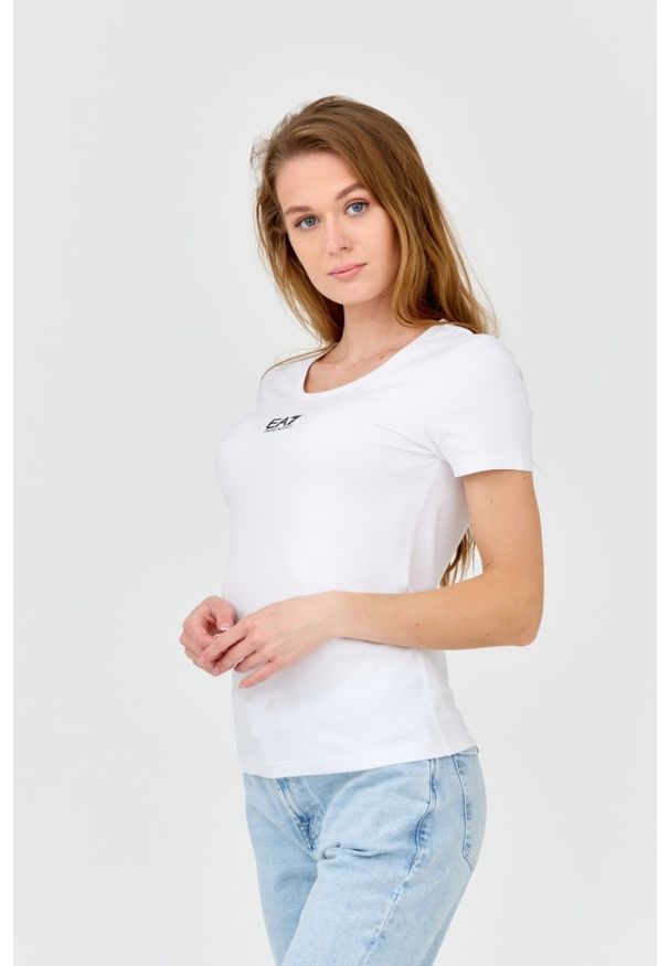 EA7 Emporio Armani - EA7 Damski t-shirt biały z logo na środku. Kolor: biały. Materiał: bawełna