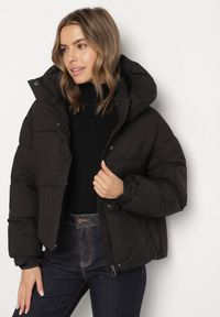 Born2be - Czarna Pikowana Kurtka Puffer z Kapturem i Kieszonką przy Rękawie Galieana. Okazja: na spacer. Typ kołnierza: kaptur. Kolor: czarny. Materiał: dzianina, jeans. Styl: elegancki, sportowy #3