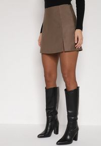 Born2be - Beżowe Spódnico-Szorty Krótkie z Rozcięciem na Boku Irindel. Okazja: na co dzień. Stan: podwyższony. Kolor: beżowy. Materiał: wiskoza. Długość: krótkie. Styl: klasyczny, casual, elegancki #1