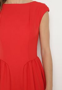 Born2be - Czerwona Sukienka o Rozkloszowanym Kroju z Wiązaniem i Dekoltem w Łódkę Aladriela. Okazja: na co dzień. Typ kołnierza: dekolt w łódkę. Kolor: czerwony. Długość rękawa: krótki rękaw. Sezon: wiosna, lato. Styl: klasyczny, casual #3