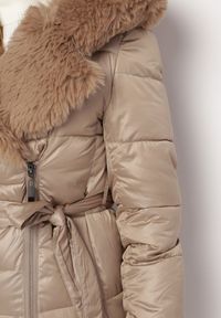 Born2be - Beżowa Pikowana Kurtka za Kolano z Ozdobnym Futerkiem Velveti. Kolor: beżowy. Materiał: futro. Wzór: aplikacja #5