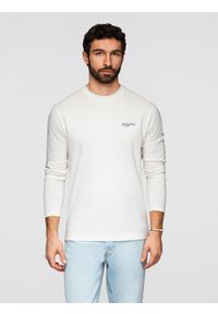 Ombre Clothing - Longsleeve męski bawełniany z okrągłym dekoltem - biały V3 - Rozmiar: L. Okazja: na co dzień, do pracy. Kolor: biały. Materiał: bawełna. Długość rękawa: długi rękaw. Wzór: nadruk. Styl: casual