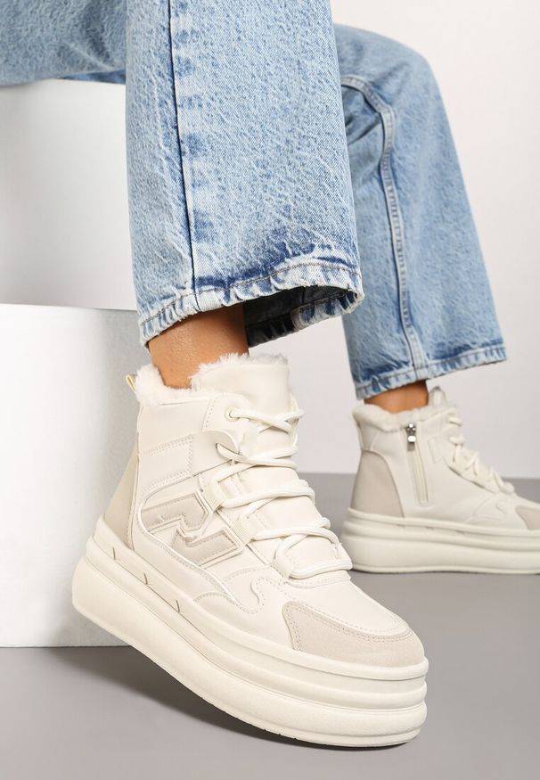Born2be - Beżowe Sneakersy na Grubej Podeszwie z Tłoczeniem Futerkiem i Geometryczną Wstawką Nealandra. Okazja: na co dzień, na spacer. Nosek buta: okrągły. Zapięcie: sznurówki, zamek. Kolor: beżowy. Wzór: geometria. Materiał: futro. Sezon: zima, jesień. Obcas: na obcasie. Wysokość obcasa: średni. Sport: turystyka piesza