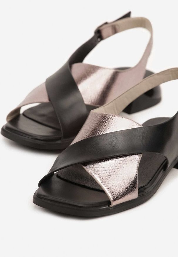 Renee - Czarne Metaliczne Sandały Vices z Przeplataną Cholewką Tilorena. Okazja: na co dzień. Kolor: czarny. Obcas: na obcasie. Styl: klasyczny, elegancki, casual. Wysokość obcasa: niski
