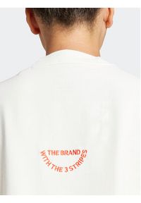 Adidas - adidas T-Shirt Embroidered IS4287 Biały Regular Fit. Kolor: biały. Materiał: bawełna #3
