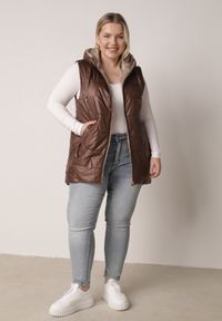 Born2be - Brązowa Kamizelka z Nieodpinanym Kapturem i Geometrycznym Pikowaniem Kalousa. Okazja: na co dzień. Kolor: brązowy. Materiał: jeans, dresówka. Długość rękawa: długi rękaw. Wzór: geometria. Styl: klasyczny, casual #4