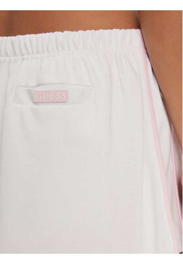 Guess Szorty materiałowe Zoey V4GD05 KC5R0 Biały Loose Fit. Kolor: biały. Materiał: bawełna, syntetyk