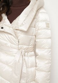 Born2be - Jasnobeżowa Pikowana Kurtka z Asymetrycznym Zapięciem i Kapturem Wiązana w Talii Tilita. Okazja: na co dzień. Kolor: beżowy. Materiał: jeans. Styl: klasyczny, casual, elegancki #5