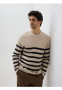 Reserved - Strukturalny sweter w paski - beżowy. Kolor: beżowy. Materiał: bawełna, dzianina. Wzór: paski #1