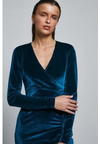 medicine - Medicine sukienka kolor zielony mini dopasowana. Kolor: zielony. Materiał: dzianina. Długość rękawa: długi rękaw. Wzór: gładki. Typ sukienki: dopasowane. Długość: mini #5