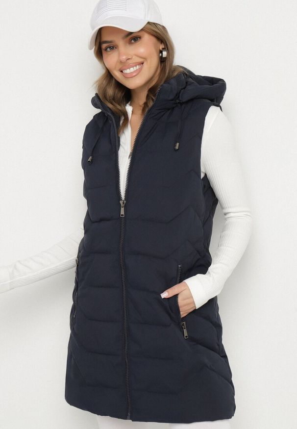 Born2be - Granatowa Pikowana Kamizelka z Odpinanym Kapturem na Suwak Wykończona Sznurkami Zeneria. Okazja: na co dzień. Kolor: niebieski. Styl: casual, elegancki