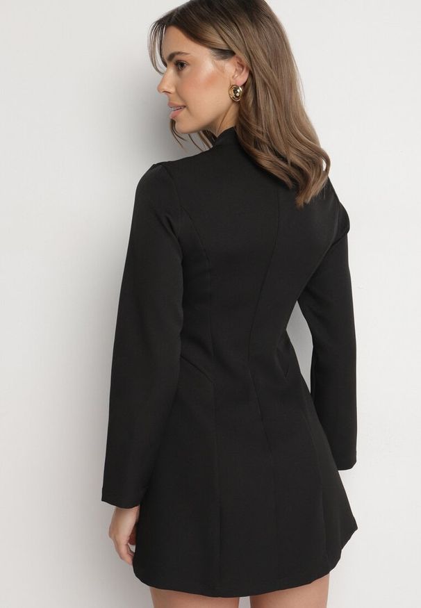 Born2be - Czarna Taliowana Sukienka o Rozkloszowanym Dole Virvesa. Okazja: na co dzień. Kolor: czarny. Styl: casual, elegancki