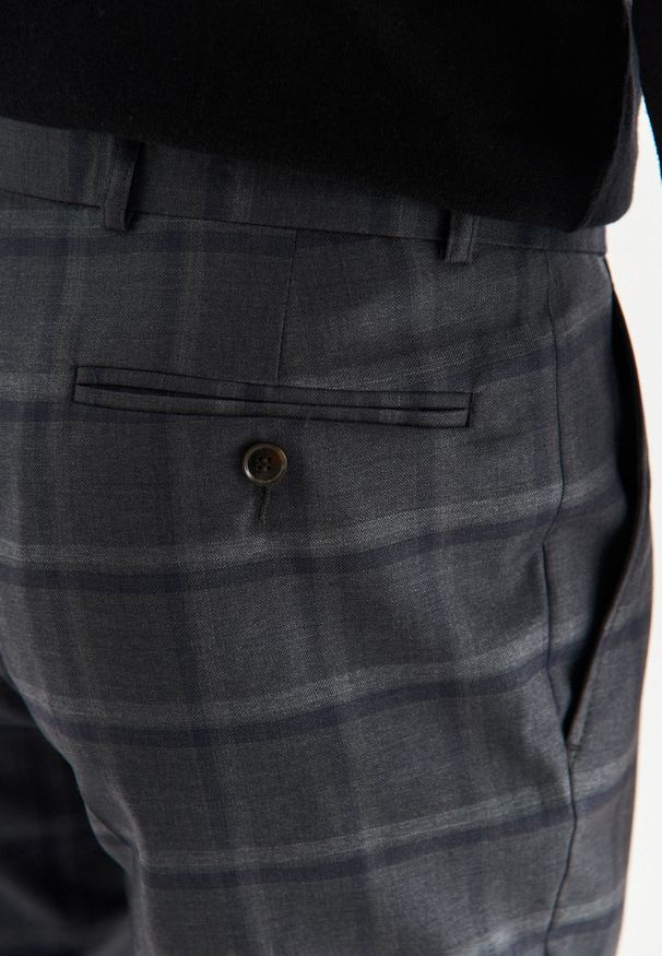 Pako Lorente - PAKO LORENTE – Spodnie garniturowe P22WP-6G-032-S-S. Materiał: wełna. Wzór: kratka