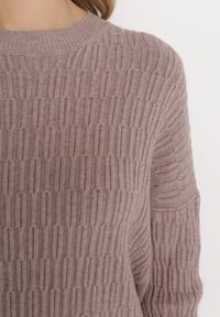Born2be - Ciemnobeżowy Sweter o Klasycznym Kroju z Wytłoczonym Wzorem Gundall. Kolor: beżowy. Styl: klasyczny #5