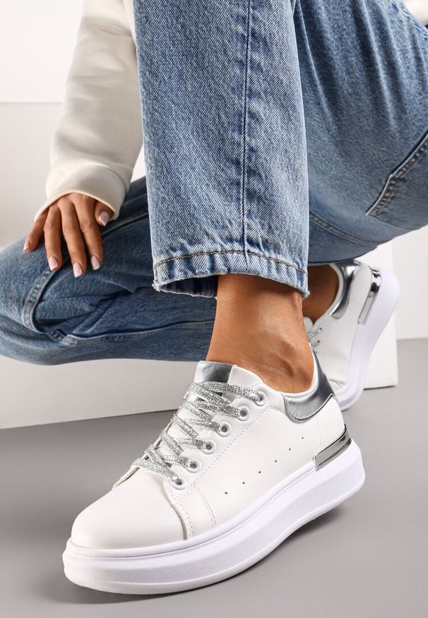 Born2be - Biało-Srebrne Sneakersy na Platformie z Metaliczną Wstawką i Brokatowymi Sznurówkami Wuriana. Kolor: biały. Materiał: skóra. Obcas: na platformie