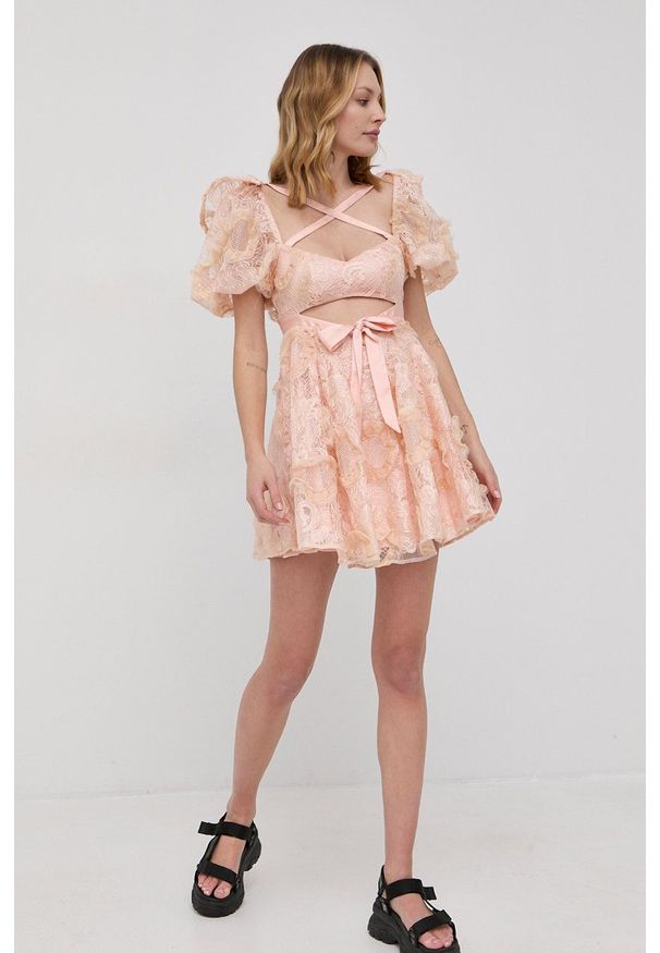 For Love & Lemons Sukienka kolor różowy mini rozkloszowana. Kolor: różowy. Materiał: koronka, poliester, dzianina. Długość rękawa: krótki rękaw. Typ sukienki: rozkloszowane. Długość: mini