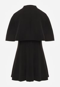 Renee - Czarna Taliowana Sukienka w Eleganckim Stylu z Narzutką Typu Pelerynka Agatea. Kolor: czarny. Styl: elegancki #4