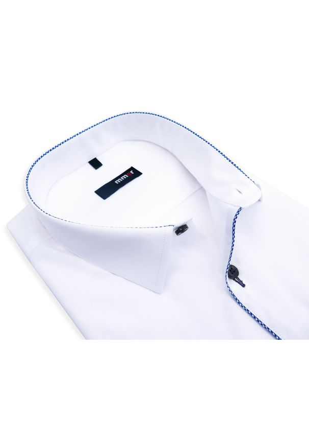 Mmer / Villaro - Koszule męskie - Biała koszula z krótkim rękawem i niebieskimi wykończeniami 924K REG. Typ kołnierza: kołnierzyk klasyczny. Kolor: biały, wielokolorowy, niebieski. Materiał: bawełna, poliester, tkanina. Długość rękawa: krótki rękaw. Długość: krótkie. Styl: klasyczny