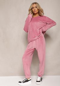 Renee - Ciemnoróżowy Welurowy Komplet Dresowy z Oversizową Bluzą i Spodniami Anitri. Kolor: różowy. Materiał: dresówka, welur #3