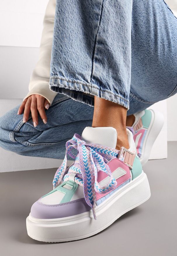 Renee - Biało-Fioletowe Sneakersy Na Niskiej Platformie z Szerokimi Sznurówkami we Wzorek Vidira. Okazja: na co dzień. Nosek buta: okrągły. Zapięcie: sznurówki. Kolor: biały. Materiał: jeans. Obcas: na platformie. Wysokość obcasa: niski