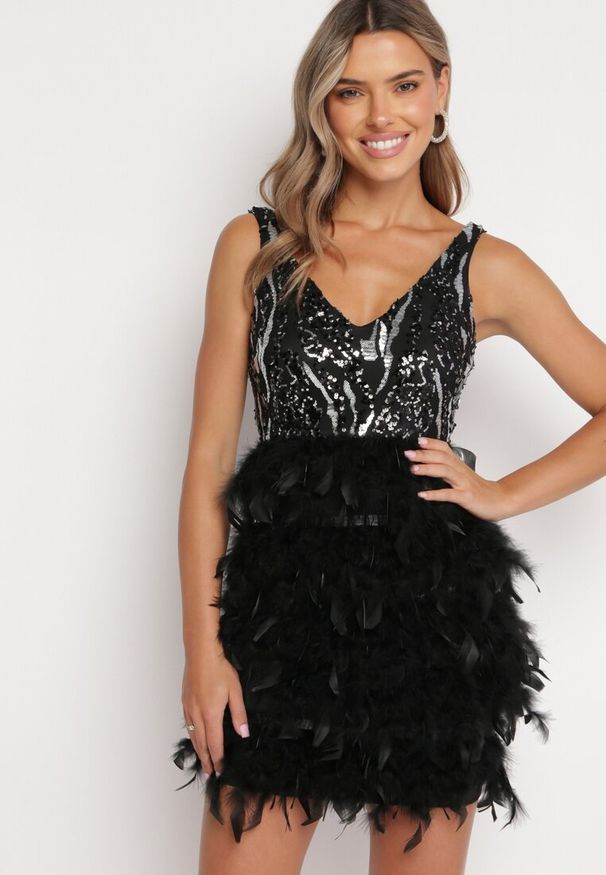 Born2be - Czarna Sukienka Mini w Pióra i Cekiny Vortega. Kolor: czarny. Wzór: aplikacja. Długość: mini