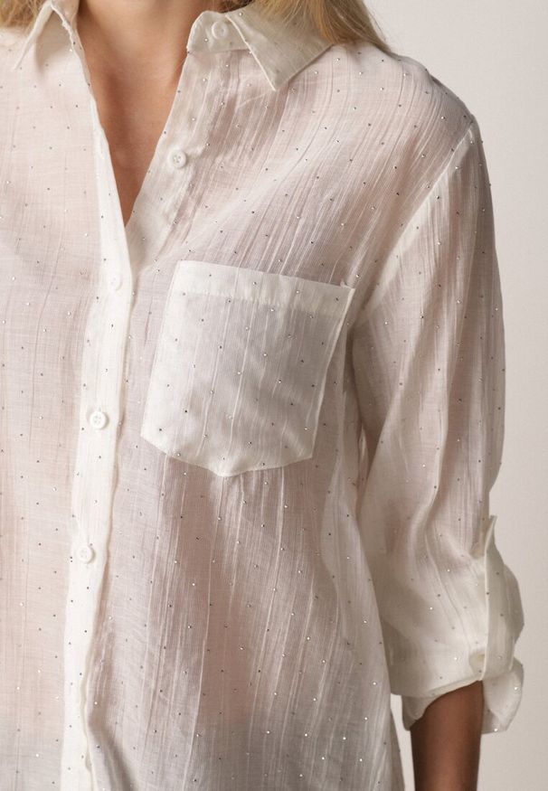 Born2be - Jasnobeżowa Transparentna Koszula Ozdobiona Cyrkoniami Clymadia. Okazja: na co dzień. Kolor: beżowy. Materiał: jeans. Wzór: aplikacja. Styl: casual, klasyczny
