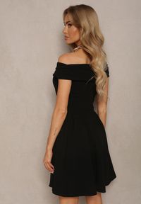 Renee - Czarna Rozkloszowana Sukienka z Dekoltem w Łódkę Cerania. Okazja: na imprezę. Kolor: czarny. Styl: elegancki