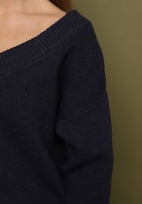 Born2be - Granatowy Sweter z Kaszmirem z Dekoltem w Serek Plenae. Okazja: na co dzień. Typ kołnierza: dekolt w serek. Kolor: niebieski. Materiał: kaszmir. Styl: klasyczny, casual, elegancki #4