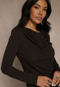 Renee - Brązowa Bluzka Longsleeve o Asymetrycznym Kroju z Poduszkami w Ramionach Tusandia. Okazja: do pracy, na spotkanie biznesowe. Kolor: brązowy. Materiał: jeans, futro. Długość rękawa: długi rękaw. Styl: biznesowy #2