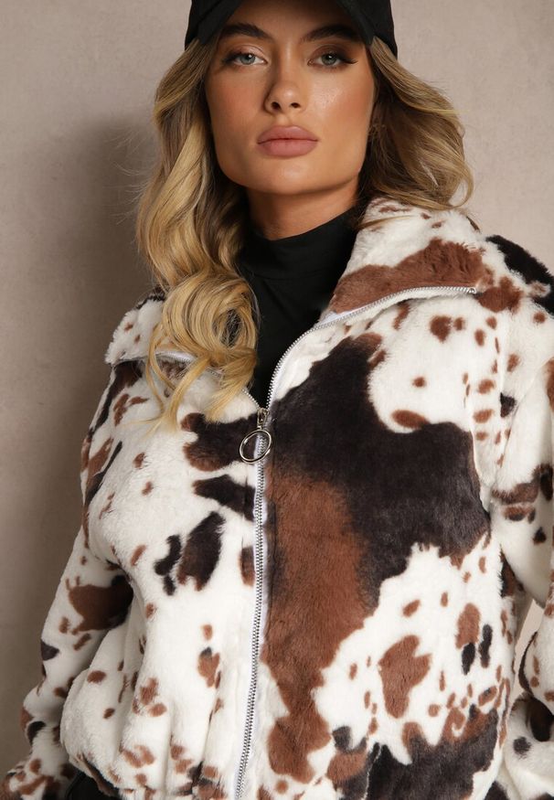 Renee - Czarno-Biała Kurtka z Futerka o Luźnym Kroju ze Ściągaczami Zdobiona Zwierzęcym Printem Kortisa. Okazja: na co dzień. Kolor: czarny. Materiał: futro. Wzór: motyw zwierzęcy, aplikacja, nadruk. Styl: casual