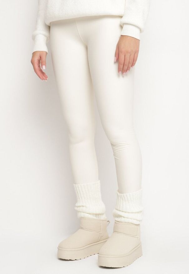 Born2be - Białe Legginsy z Ekoskóry z Wysokim Stanem i Polarem Labira. Okazja: na co dzień. Stan: podwyższony. Kolor: biały. Materiał: polar. Wzór: aplikacja. Styl: elegancki, casual