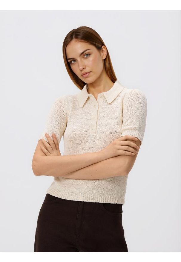 Reserved - Sweter z krótkim rękawem - kremowy. Kolor: kremowy. Materiał: dzianina. Długość rękawa: krótki rękaw. Długość: krótkie