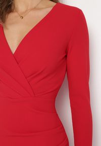 Born2be - Czerwona Sukienka Mini z Kopertowym Dekoltem i Marszczeniami Hiacinta. Typ kołnierza: dekolt kopertowy. Kolor: czerwony. Typ sukienki: kopertowe. Styl: elegancki. Długość: mini #7