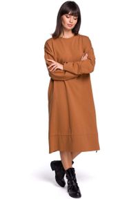 MOE - Karmelowa Długa Oversizowa Sukienka z Troczkami na Dole. Materiał: bawełna, elastan. Długość: maxi