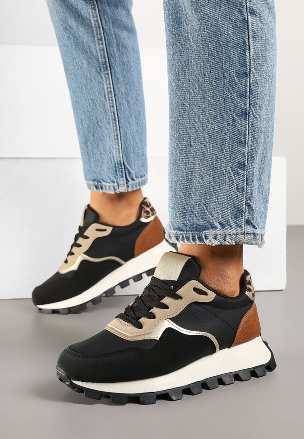 Renee - Czarne Sneakersy z Geometrycznym Wzorem Korisoria. Okazja: na co dzień. Kolor: czarny. Wzór: geometria