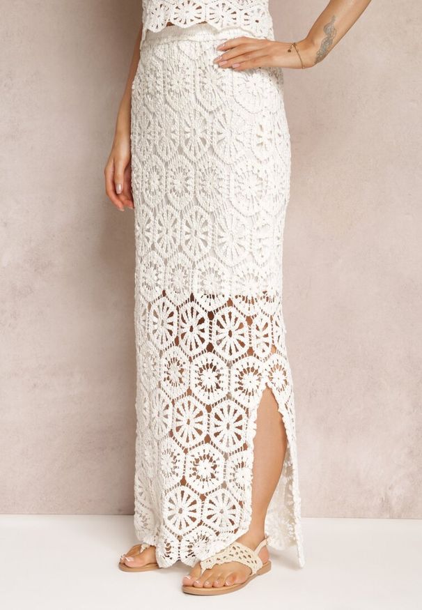 Renee - Biała Spódnica Maxi z Szydełkowej Tkaniny Jeslira. Okazja: na imprezę, na co dzień. Stan: podwyższony. Kolor: biały. Materiał: tkanina. Długość: krótkie. Sezon: lato. Styl: casual, elegancki