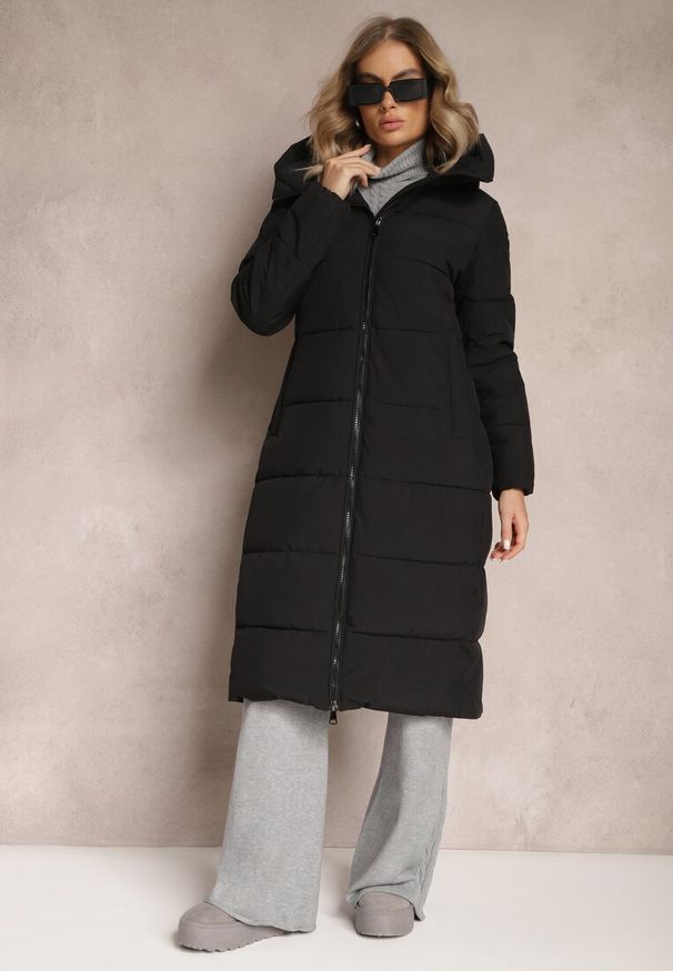 Renee - Czarna Długa Kurtka Płaszcz z Pikowaniem oraz Kapturem Madirre. Okazja: na co dzień. Kolor: czarny. Materiał: tkanina, jeans. Długość: długie. Sezon: zima. Styl: casual, elegancki
