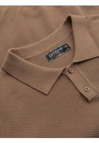 Ombre Clothing - Męska bawełniana koszulka polo ze strukturalnej dzianiny – jasnobrązowa V3. Okazja: do pracy, na co dzień. Typ kołnierza: polo. Kolor: brązowy. Materiał: bawełna, dzianina. Długość: krótkie. Styl: casual, elegancki #9