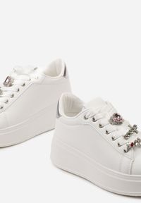 Born2be - Biało-Srebrne Sneakersy Obiara. Kolor: biały. Materiał: materiał. Szerokość cholewki: normalna. Wzór: aplikacja #2