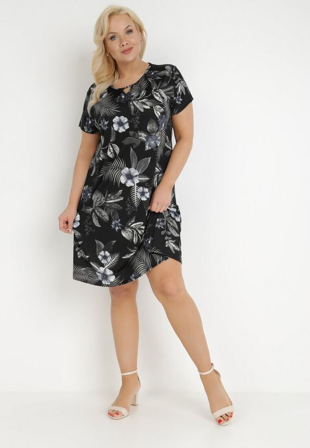 Born2be - Czarno-Szara Sukienka Panarpia. Okazja: na co dzień. Kolekcja: plus size. Kolor: czarny. Wzór: aplikacja. Typ sukienki: proste, trapezowe, dla puszystych. Długość rękawa: krótki rękaw. Sezon: lato. Styl: casual. Długość: mini