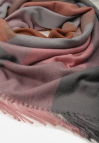 Born2be - Różowo-Szary Szalik Bellaern. Kolor: różowy. Materiał: bawełna, wiskoza, tkanina, futro. Styl: elegancki #2
