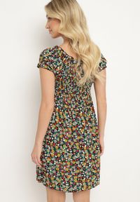 Born2be - Czarno-Zielona Wiskozowa Sukienka w Kwiaty Typu Hiszpanka z Gumką w Talii Revemia. Typ kołnierza: dekolt hiszpanka. Kolor: czarny. Materiał: wiskoza. Wzór: kwiaty. Sezon: wiosna. Typ sukienki: z odkrytymi ramionami #3