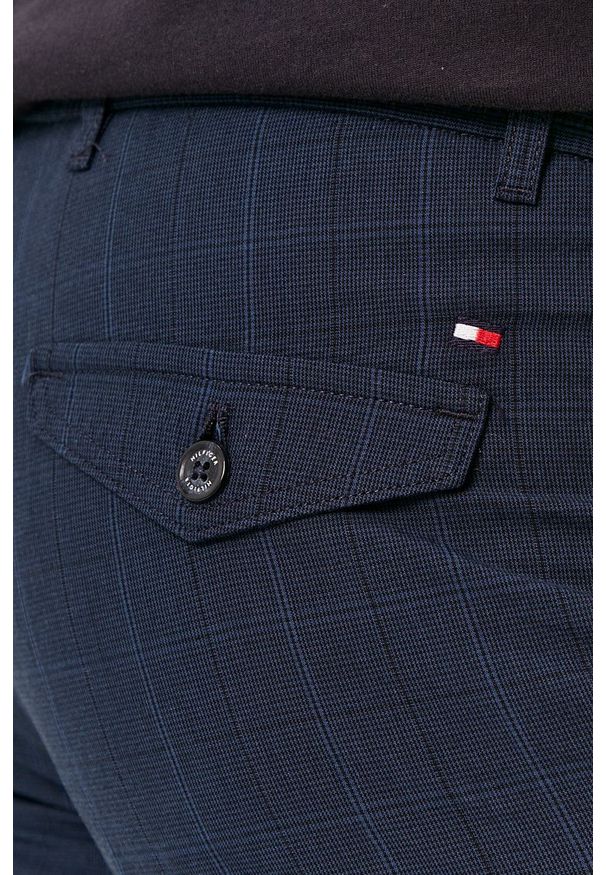 TOMMY HILFIGER - Tommy Hilfiger Spodnie męskie kolor granatowy w fasonie chinos. Kolor: niebieski. Materiał: tkanina
