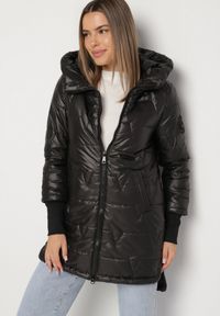 Born2be - Czarna Pikowana Kurtka o Asymetrycznym Kroju z Kapturem Dezilia. Okazja: na co dzień, na spacer. Typ kołnierza: kaptur. Kolor: czarny. Materiał: jeans. Styl: casual