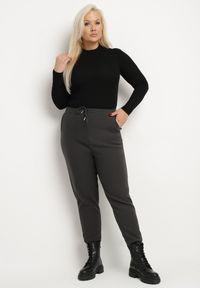 Born2be - Ciemnoszare Spodnie Dresowe z Bawełną z Kieszeniami i Gumką w Talii Ocieplane Futerkiem Poleeti. Okazja: na co dzień. Kolekcja: plus size. Kolor: szary. Materiał: dresówka, futro, bawełna. Wzór: aplikacja. Styl: casual, elegancki