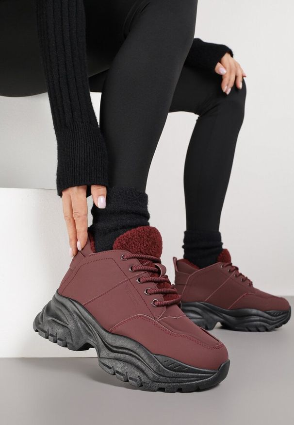 Renee - Bordowe Trapery Sneakersy Vices na Platformie z Tłoczeniem Nirrise. Okazja: na co dzień. Kolor: czerwony. Materiał: dresówka. Obcas: na platformie. Styl: casual